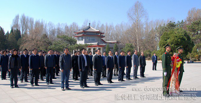 承德市市级以上领导在董存瑞纪念碑前举行参谒仪式