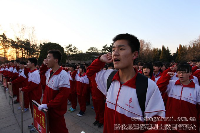 存瑞中学在董存瑞烈士陵园举行清明祭奠活动