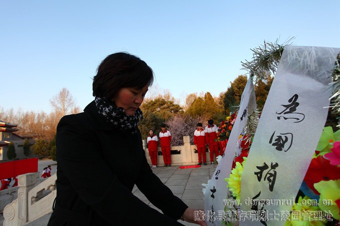 存瑞中学在董存瑞烈士陵园举行清明祭奠活动