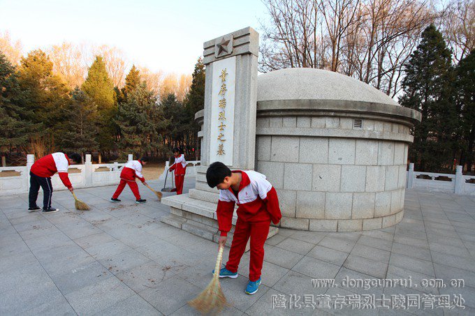 存瑞中学在董存瑞烈士陵园举行清明祭奠活动
